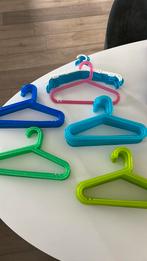 Ruim 50 kinder klerenhangers, Ophalen, Zo goed als nieuw