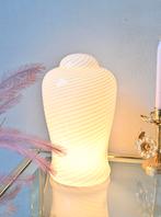 Murano Swirl Tafellamp – Ambachtelijke elegantie in glas, Nieuw, Ophalen of Verzenden, Glas, Onbekend