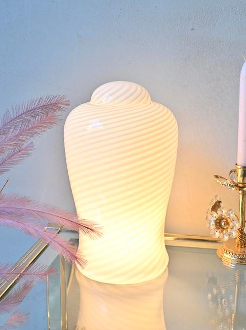 Murano Swirl Tafellamp – Ambachtelijke elegantie in glas, Huis en Inrichting, Lampen | Tafellampen, Nieuw, Minder dan 50 cm, Glas