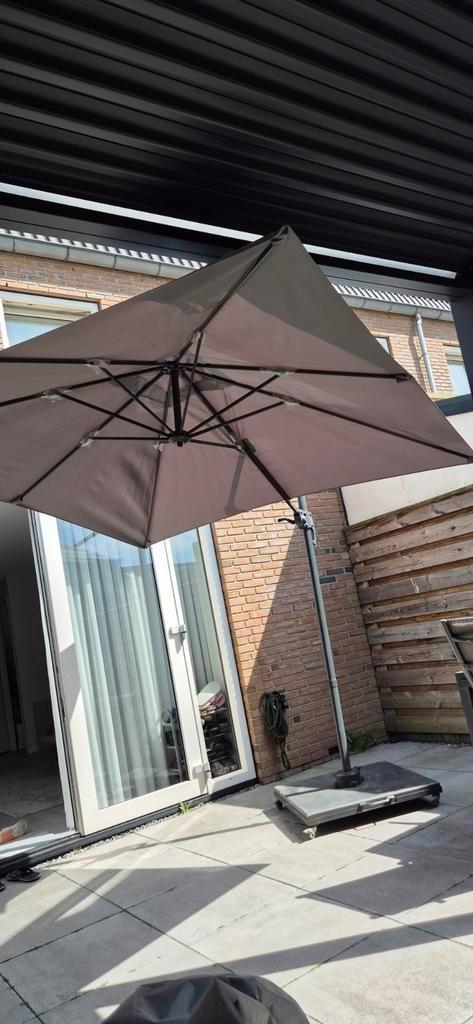 Zweefparasol met graniet voet 4x wielen. Zo goed als nieuw, Tuin en Terras, Parasols, Zo goed als nieuw, Parasolvoet, Ophalen