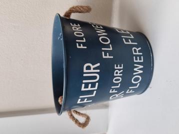 Blauwe pot/emmer beschikbaar voor biedingen
