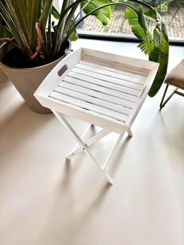 Witte Bijzettafel met Dienblad beschikbaar voor biedingen