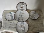 Handgemaakt keramieken servies met iris-motief, Antiek en Kunst, Antiek | Keramiek en Aardewerk, Ophalen of Verzenden