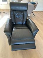 Zwarte relaxfauteuil -  Sta op stoel, Huis en Inrichting, Fauteuils, Ophalen, Gebruikt, 50 tot 75 cm, Leer
