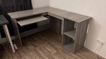 L-Shaped Corner Desk / Hoekbureau beschikbaar voor biedingen