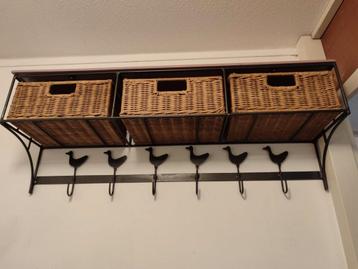Kapstok 90 cm breed met 6 kapstokhaken en 3 rieten manden beschikbaar voor biedingen