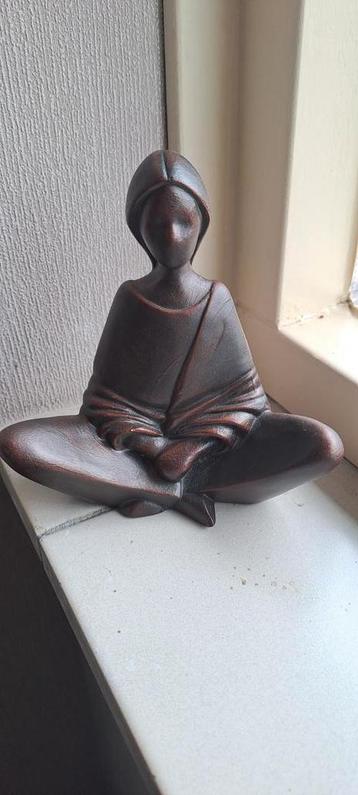 Beeldje van jong Yoga figuur beschikbaar voor biedingen