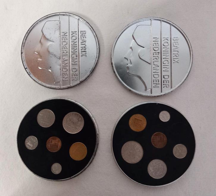 2 blikjes met guldenmunten, Postzegels en Munten, Munten | Nederland, Setje, 2½ gulden, Koningin Beatrix, Ophalen of Verzenden