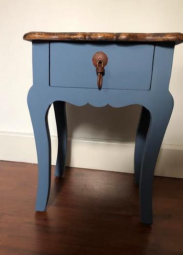 Bijzet tafel met lamp / nachtkastje-bijzettafeltje beschikbaar voor biedingen
