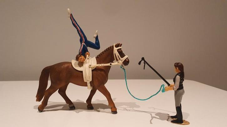 Schleich 42002 - Farm Life: Voltigier - Set met Hannoveraan, Verzamelen, Dierenverzamelingen, Gebruikt, Beeldje of Figuurtje, Paard