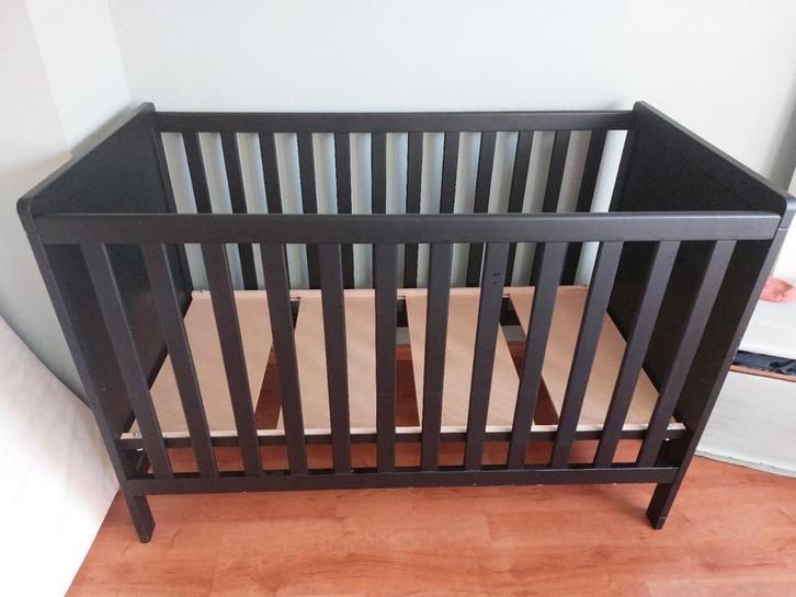 Ledikant zwart (eventueel inclusief matras), Kinderen en Baby's, Babywiegjes en Ledikanten, Zo goed als nieuw, Ledikant, Ophalen