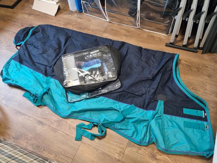 Dekens, dressuurzadel, peesbeschermers, Dieren en Toebehoren, Paarden en Pony's | Dekens en Dekjes, Zo goed als nieuw, Ophalen of Verzenden