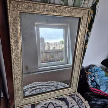 Mooie goudkleurige antieke spiegel beschikbaar voor biedingen