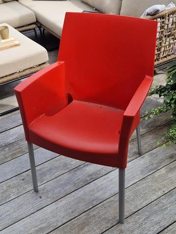 Vier Kunststof Stapelstoelen, Tuinstoelen met stalen poten beschikbaar voor biedingen