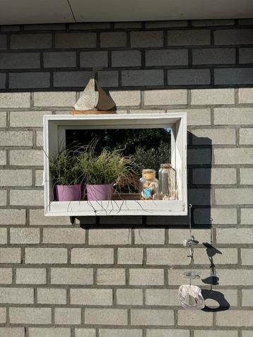 Spiegelkastje met accessoires beschikbaar voor biedingen