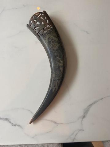 Handgesneden buffelhoorn met Wayang-motief – Indonesisch beschikbaar voor biedingen