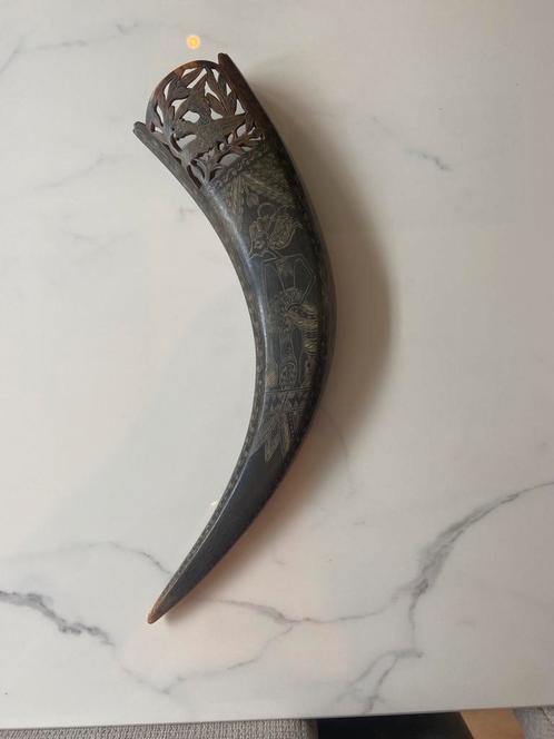 Handgesneden buffelhoorn met Wayang-motief – Indonesisch, Antiek en Kunst, Kunst | Beelden en Houtsnijwerken, Ophalen