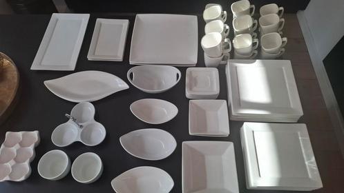 Compleet porseleinen servies (wit), Huis en Inrichting, Keuken | Servies, Zo goed als nieuw, Bord(en), Overige stijlen, Porselein