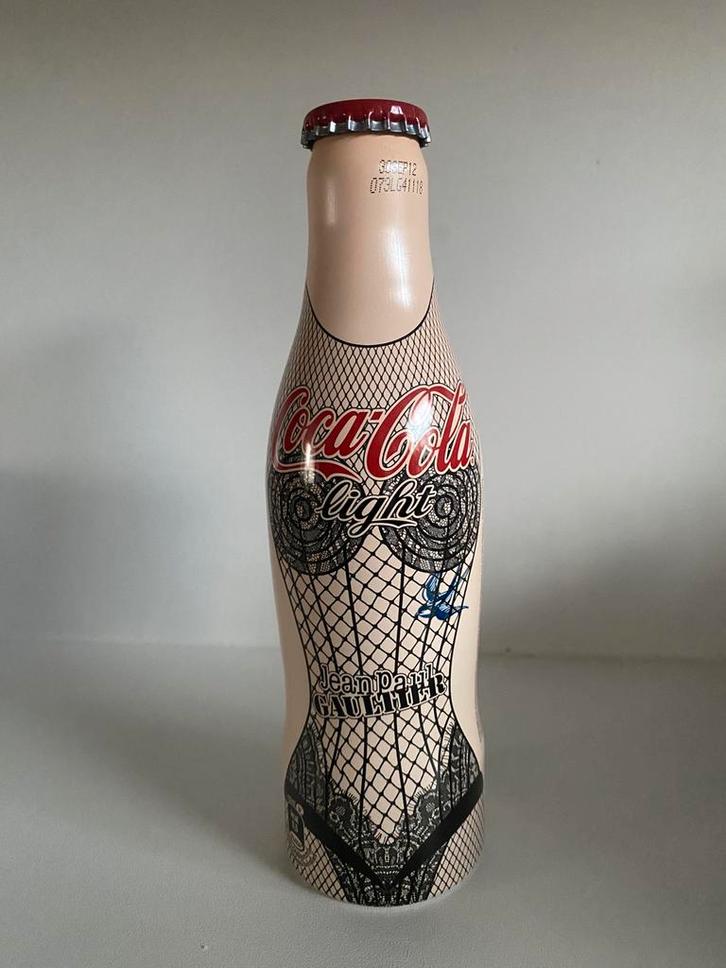 1 Vol aluminium flesje van Coca-Cola light. J-P Gaultier., Verzamelen, Merken en Reclamevoorwerpen, Zo goed als nieuw, Overige typen