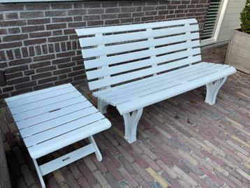 Tuinbank met bijzettafel beschikbaar voor biedingen