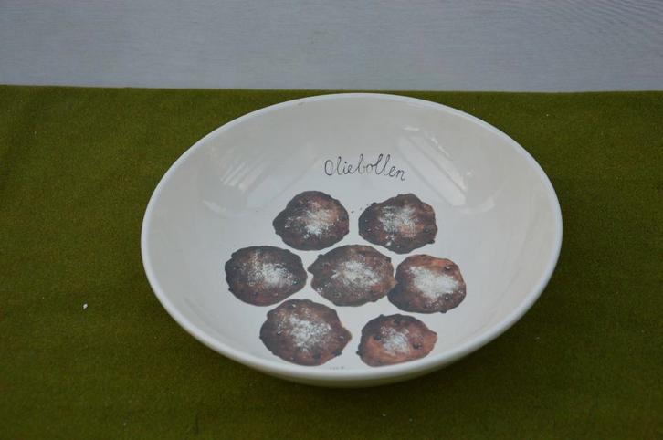 Grote oliebollen schaal van Jet Versteeg Ø 28 cm, Diversen, Kerst, Gebruikt, Ophalen of Verzenden