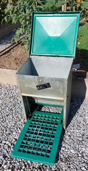 Trapbak / voerbak Feedomatic beschikbaar voor biedingen