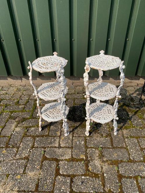 2 gietijzeren tuin etagères of bijzettafeltjes, Tuin en Terras, Tuinmeubel-accessoires, Zo goed als nieuw, Ophalen