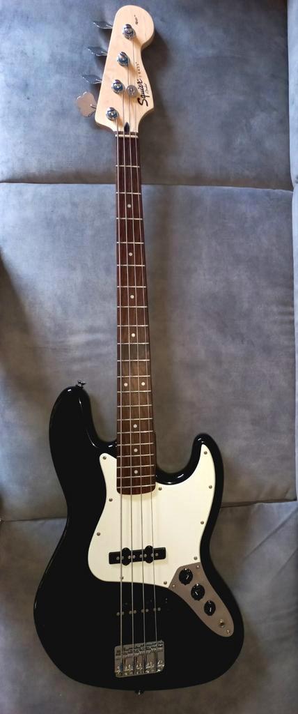 Squier Affinity Jazzbas Zwart, Muziek en Instrumenten, Snaarinstrumenten | Gitaren | Bas, Zo goed als nieuw, Ophalen