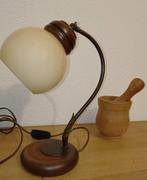tafellamp/bureaulamp /bedlamp/chique oudje met opaline bol, Gebruikt, Glas, Ophalen of Verzenden, Minder dan 50 cm
