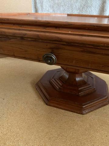 Massief achthoekige eiken salontafel met lade. beschikbaar voor biedingen