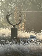 IJzeren tuinbeelden op hardhouten sokkel, Ophalen of Verzenden, Nieuw, Metaal, Abstract beeld