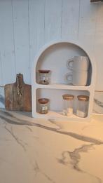 Leuk wit kastje om neer te zetten of op te hangen., Ophalen