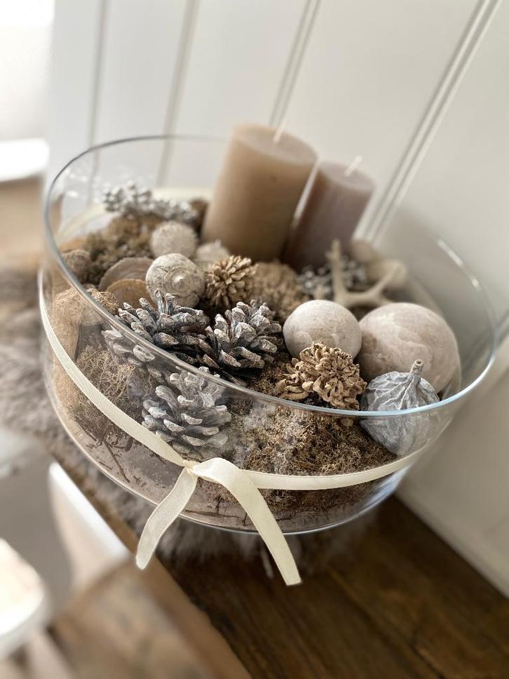 Glazen schaal op voet met decoratie | brocante landelijk, Huis en Inrichting, Woonaccessoires | Schalen en Manden, Zo goed als nieuw