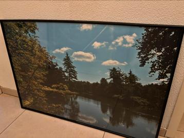 Landschap/water schilderij met zwarte kunststof lijst beschikbaar voor biedingen