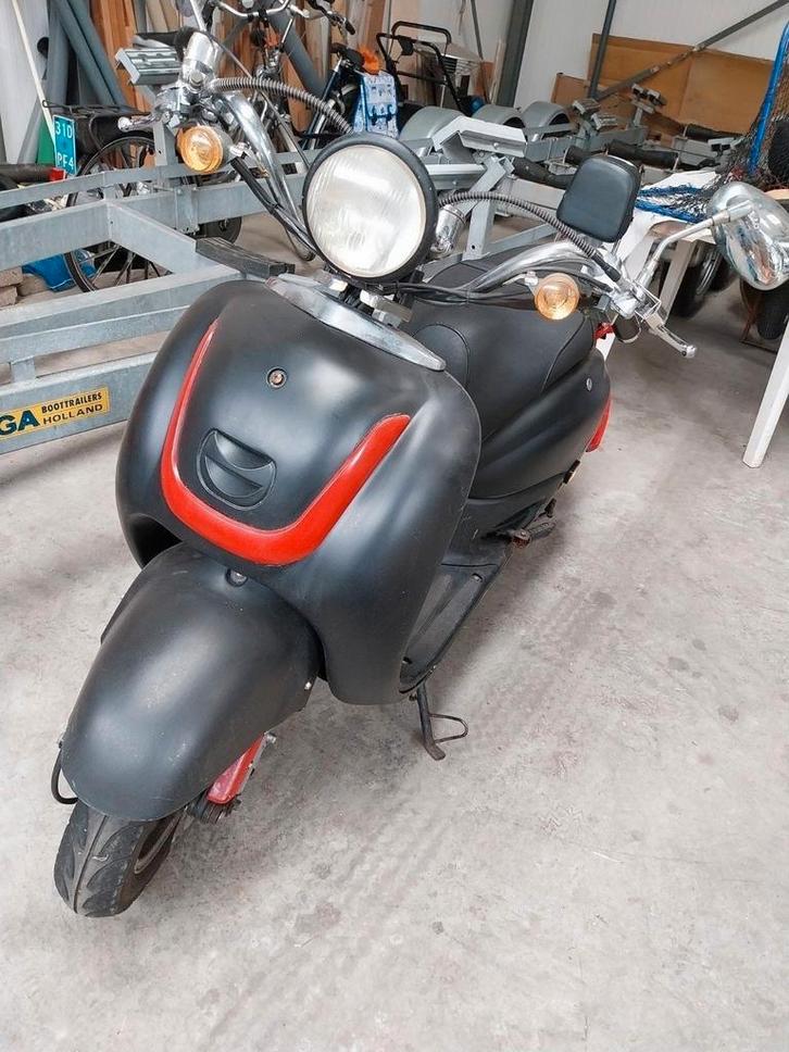 Agm retro scooter, Fietsen en Brommers, Snorfietsen en Snorscooters, Gebruikt, Overige merken, Benzine, Ophalen