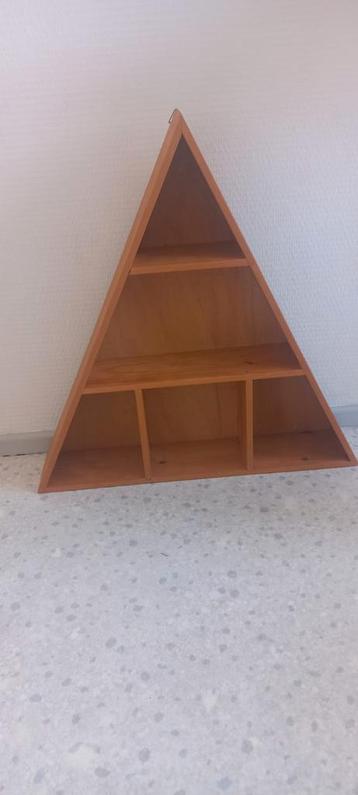Houten Driehoek Kastje beschikbaar voor biedingen