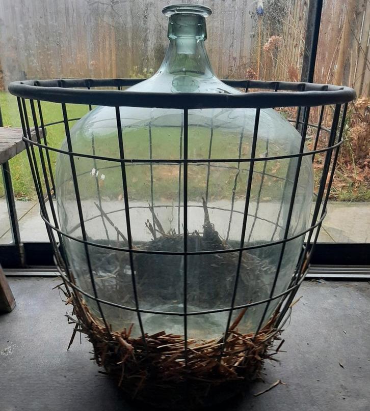 Robuuste metalen mand Inclusief grote gistfles, Antiek en Kunst, Curiosa en Brocante, Ophalen of Verzenden