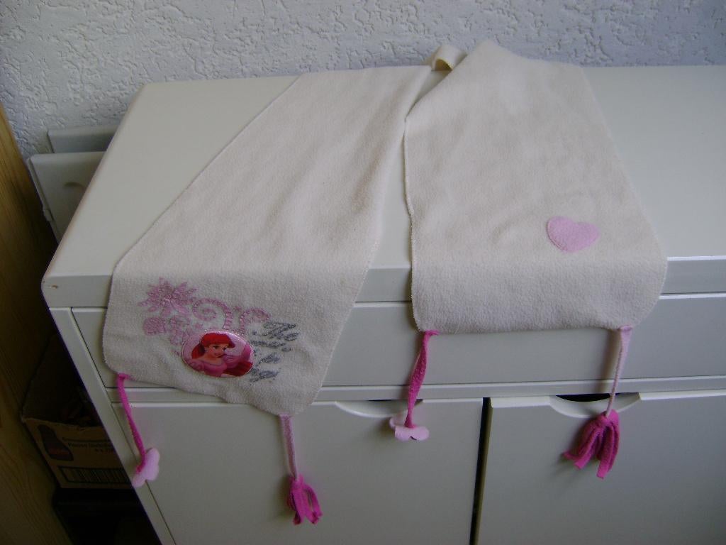 ecru kleur disney sjaal met button van ariel en franjes, Ophalen of Verzenden, Overige figuren, Zo goed als nieuw, Kleding of Textiel