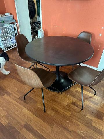 eettafel + 4 stuks stoel  beschikbaar voor biedingen