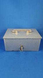 Vintage geldkistje, grijs metaal, met sleutel. 5B11, Huis en Inrichting, Brandblussers en Brandkasten, Tweedehands verkoop, Tweedehands verkoop