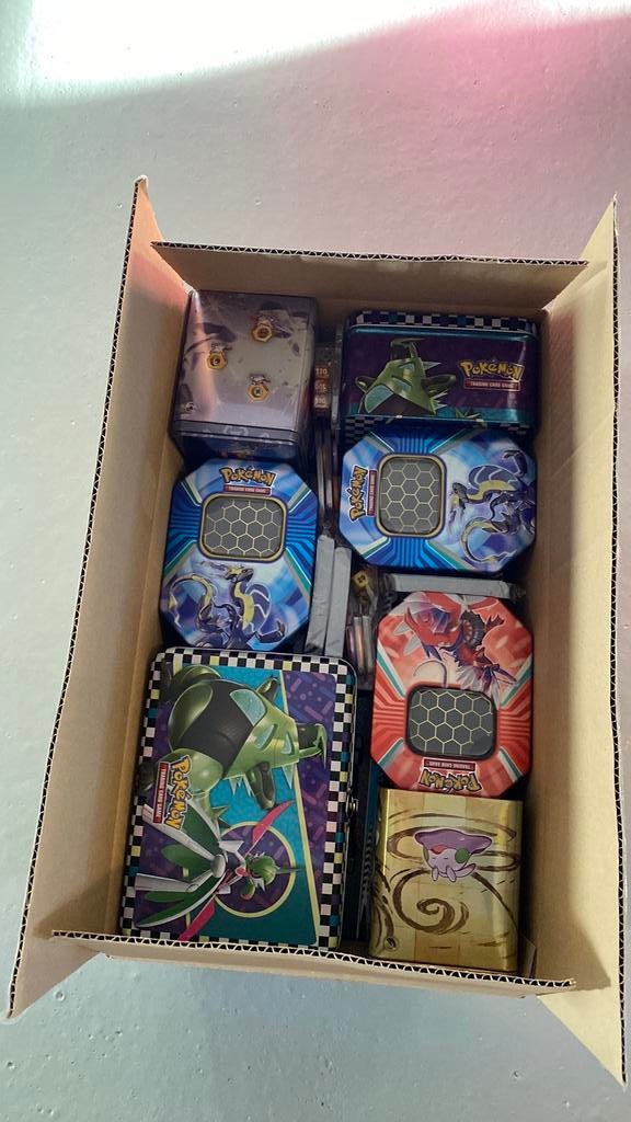 Grote doos met pokemon tins en toebehoren, Hobby en Vrije tijd, Verzamelkaartspellen | Pokémon, Ophalen of Verzenden, Zo goed als nieuw