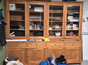 Grote houten buffetkast met glazen deuren beschikbaar voor biedingen