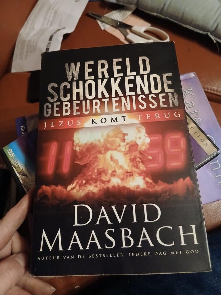 Wereld Schokkende Gebeurtenissen - David Maasbach, Ophalen of Verzenden, Gelezen, David Maasbach, Christendom | Katholiek
