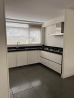 Moderne greeploze mat witte hoekkeuken+SIEMENS GEDEMONTEERD, Huis en Inrichting, Keuken | Complete keukens, Wit, Hoekkeuken, Graniet of Steen