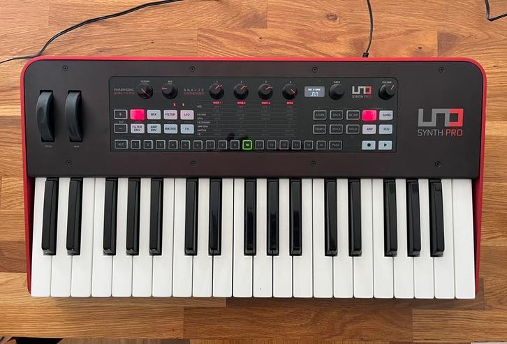 IK Multimedia UNO synth pro. Analoge synthesizer., Muziek en Instrumenten, Soundmodules, Zo goed als nieuw, Ophalen of Verzenden