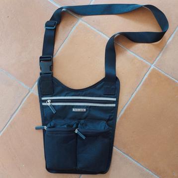 over één schouder schuin te dragen platte tas - schoudertas  beschikbaar voor biedingen