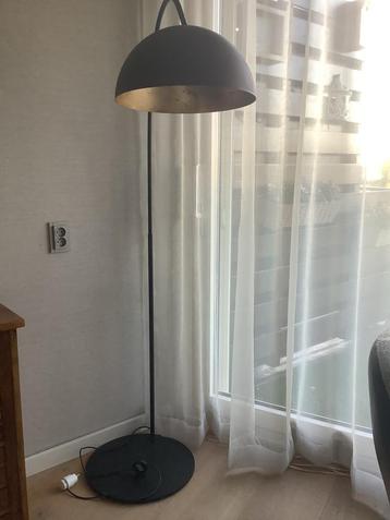 Vloerlamp beschikbaar voor biedingen