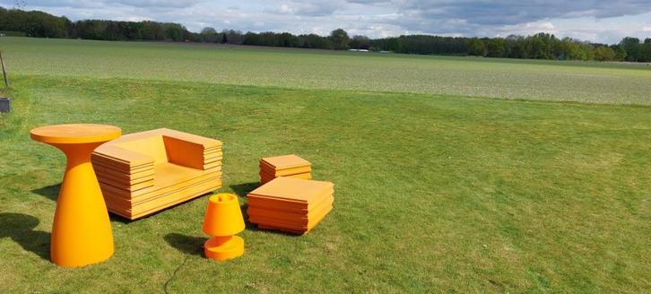 Oranje Design Loungeset, Tuin en Terras, Tuinsets en Loungesets, Gebruikt, Loungeset, Kunststof, 2 zitplaatsen, Bank, Bijzettafel