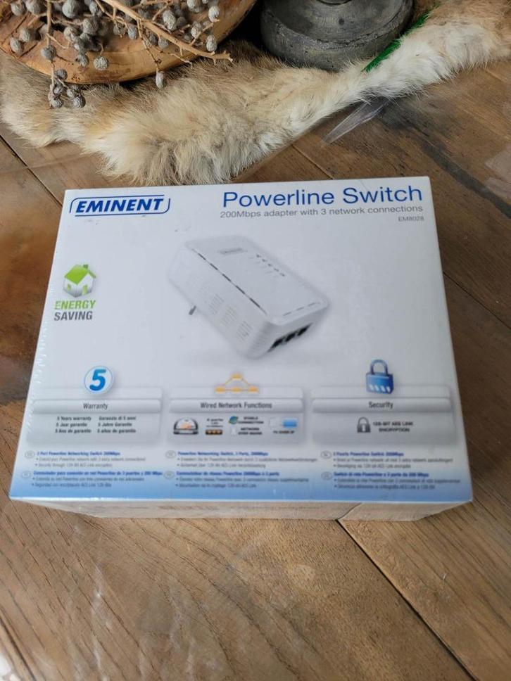 Eminent switch adapter EM8028, Computers en Software, Powerlines, Nieuw, Ophalen of Verzenden