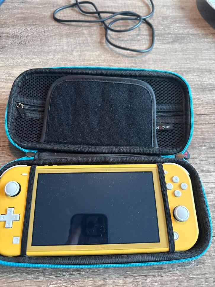 Nintendo Switch Lite + Hoes, Screenprotector & 4 Games, Spelcomputers en Games, Spelcomputers | Nintendo Switch Lite, Zo goed als nieuw